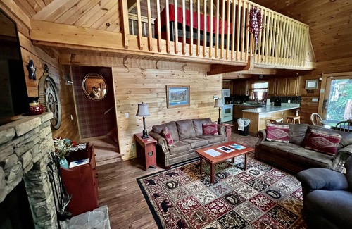 Gatlinburg - Pigeon Forge Cabin | Peaceful Lake View, 2 BRS/2 Baths, Wi-fi, 3 TVs, Porch Swing Bed, Foosball Table