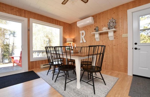Springfield House | Peaceful Lakefront Cottage