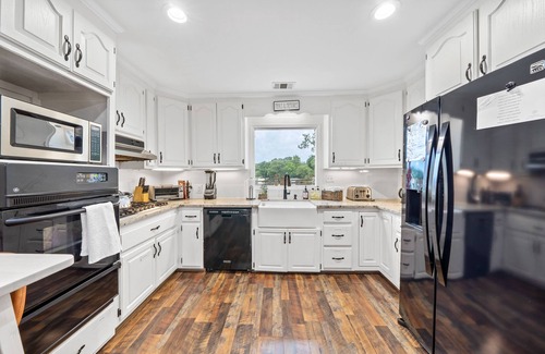 Eatonton House | Peaceful Lakefront Family Retreat Awaits. Private Dock! Kayaks! Get-Away