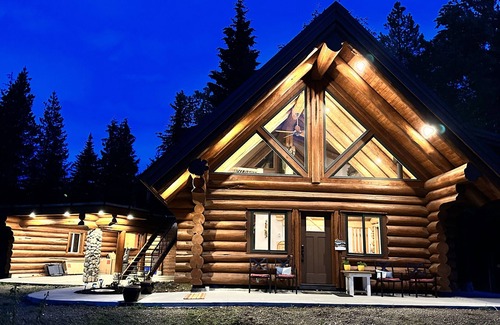 Kootenay Boundary Cabin | Peaceful Log Cabin – Quick Ride to Red Mt. Trails