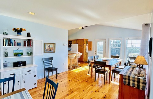 Clinton Cottage | Peaceful, Modern, 3 Bedroom Retreat with Gorgeous Views near Cavendish