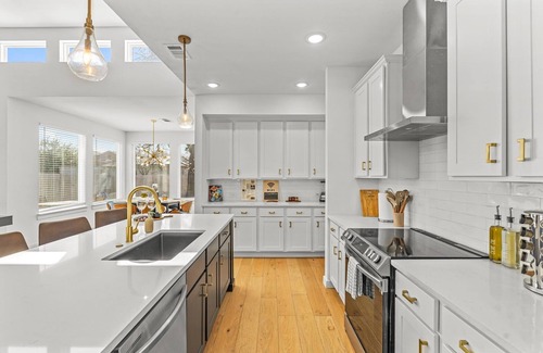 West Dallas House | Peaceful Modern Home, Close to Downtown Energy