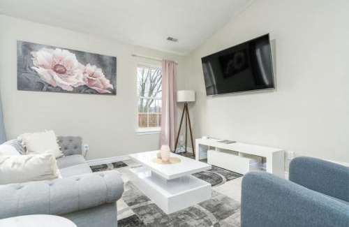 Avon House | Peaceful Modern Home near Avon