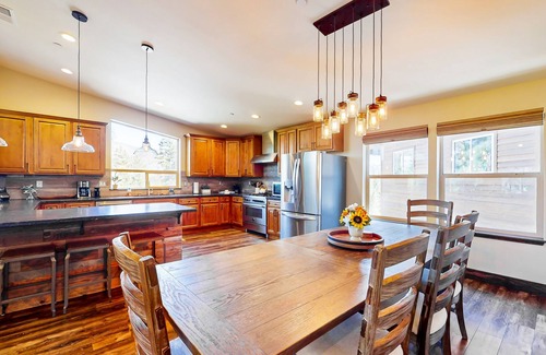 North Upper Truckee House | Peaceful Mountain Getaway w/3 Decks & Hot Tub, Near Slopes, Hiking & Lake