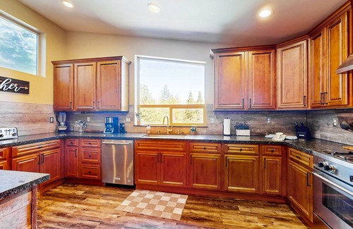 North Upper Truckee House | Peaceful Mountain Getaway w/3 Decks & Hot Tub, Near Slopes, Hiking & Lake