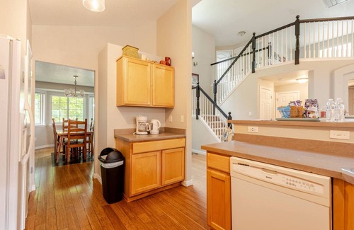 Erie House | Peaceful neighborhood home, spacious & cozy with plenty of beds!