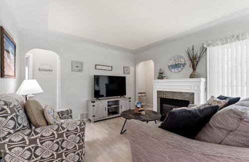 Lakeside House | Peaceful Pastel - Cheerful Cottage Close to Pere Marquette and Muskegon Lake - Pet Friendly