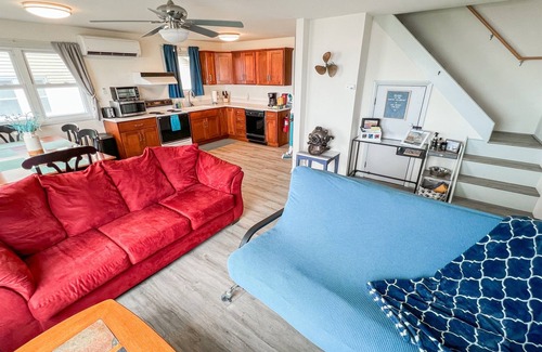 Silver Beach Cottage | Peaceful, Pet-Friendly Escape with Waterfront Sunsets & Private Dock (No Fees!)