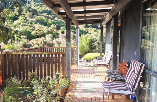 Waikawa House | Peaceful quiet environment; 6 minutes to Picton; close to marinas; pet friendly.