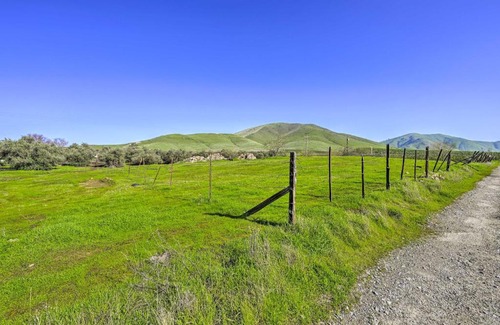 Woodlake House | Peaceful Ranch Home with Sierra Nevada Views