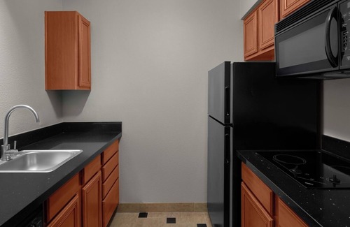 The East Side Hotel | Peaceful Retreat – Free Grocery Service, Coffee & Kitchen