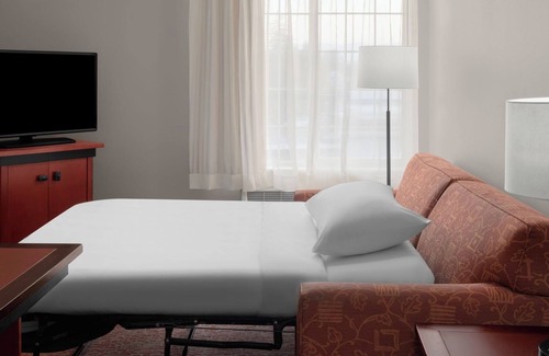 The East Side Hotel | Peaceful Retreat – Free Grocery Service, Coffee & Kitchen