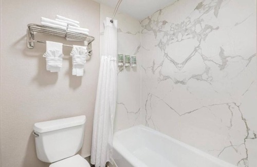 North Redondo Hotel | Peaceful Redondo Beach Escape w/Cozy King Bed & Relaxing Jacuzzi – Perfect Stay