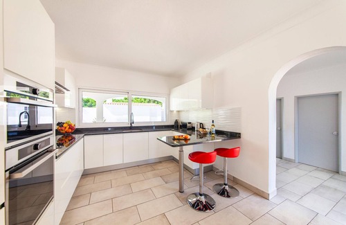 Albufeira Villa | Peaceful retreat w/heatable pool & garden