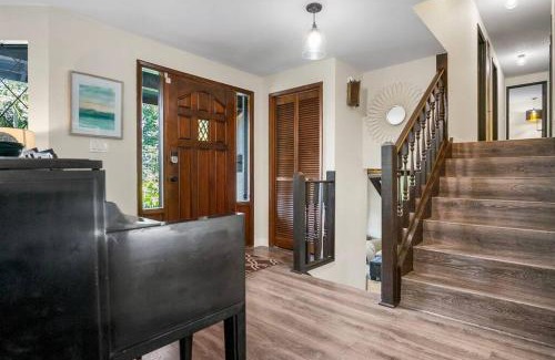 Kenmore House | Peaceful Retreat w Pizza Oven Hottub FirePit Views