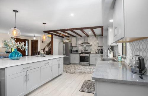 Kenmore House | Peaceful Retreat w Pizza Oven Hottub FirePit Views