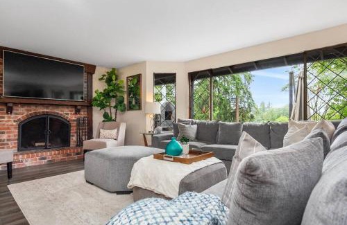 Kenmore House | Peaceful Retreat w Pizza Oven Hottub FirePit Views