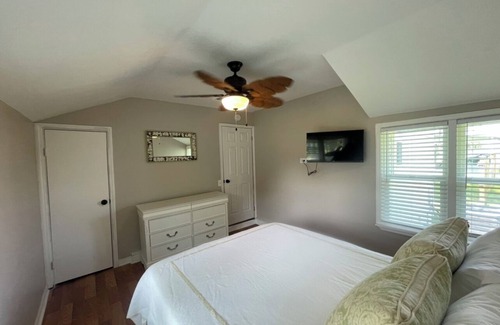Riverview Bed & Breakfast | Peaceful Riverfront Cottage with a dock on 1.5 Acres.