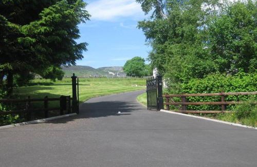 Fivemilebourne House | Peaceful, scenic family home