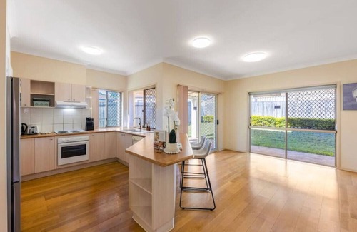 Robertson House | Peaceful Suburban Family Home Easy Access to City