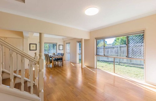 Robertson House | Peaceful Suburban Family Home Easy Access to City