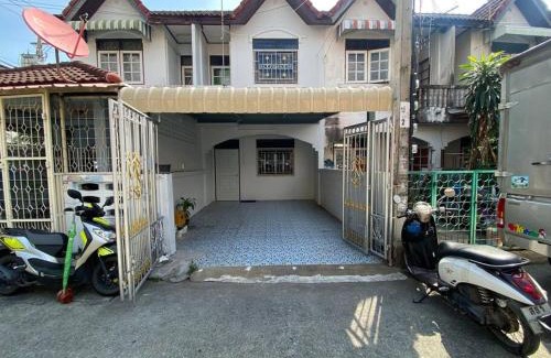 Mueang Samut Prakan District House | Peaceful Townhouse near BKK