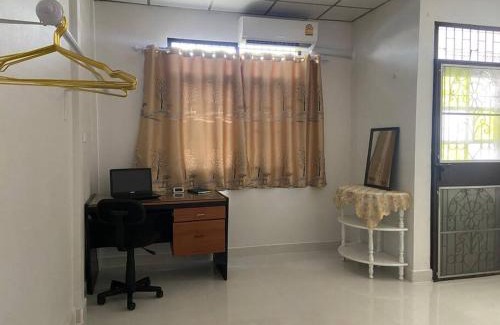 Mueang Samut Prakan District House | Peaceful Townhouse near BKK