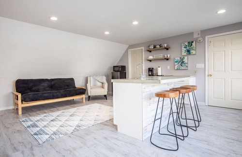 East Irondequoit Apartment | Peaceful updated Studio overlooking Irondequoit Bay