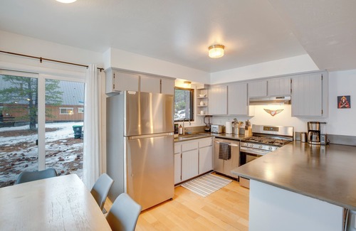 Christmas Valley Cabin | Peaceful & Upscale Ski Cabin: 11 Mi to Heavenly!
