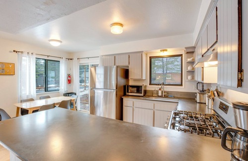 Christmas Valley Cabin | Peaceful & Upscale Ski Cabin: 11 Mi to Heavenly!