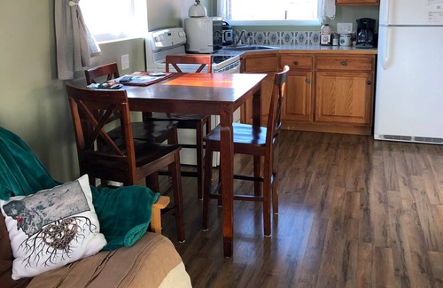 Corvallis House | Peaceful Vacation Getaway, Private Yard, Hot Tub, 360 Views Clean & Cozy Cottage