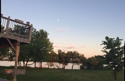 Wolfe Island House | Peaceful Waterfront Retreat