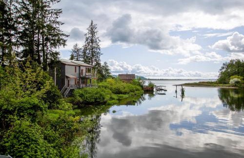Skamokawa House | Peaceful Waterfront Escape In Skamokawa