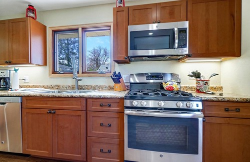 Fruita House | Peach House III: Dog Friendly & Stocked Kitchen!