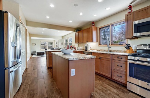 Fruita House | Peach House III: Dog Friendly & Stocked Kitchen!