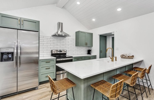 East Hill Apartment | Peaches Place is a Beautiful New Guest House - Heart of East Hill - Fast WiFi - Private Back Yard