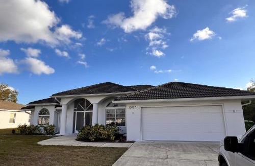 Port Charlotte House | Peachland getaway with pool and tiki bar