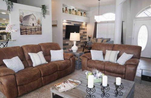 Port Charlotte House | Peachland getaway with pool and tiki bar