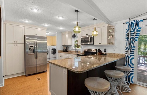 Hardwick Cottage | Peachy Pines - Serene Lakefront Cottage w/Dock