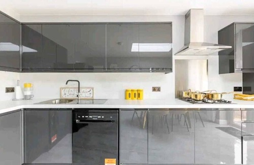 Hylands House | Peacock Luxury Accommodation Suitable for Large Bookings Such As Contractors