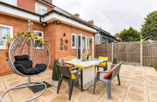 Hylands House | Peacock Luxury Accommodation Suitable for Large Bookings Such As Contractors