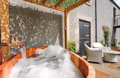Winster Apartment | PEAK DISTRICT ROMANTIC Courtyard Loft, with Outdoor Japanese Whirlpool Bath