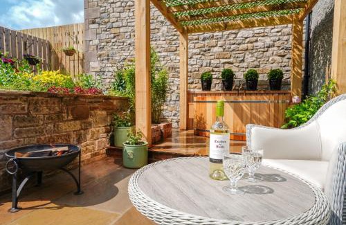 Winster Apartment | PEAK DISTRICT ROMANTIC Courtyard Loft, with Outdoor Japanese Whirlpool Bath