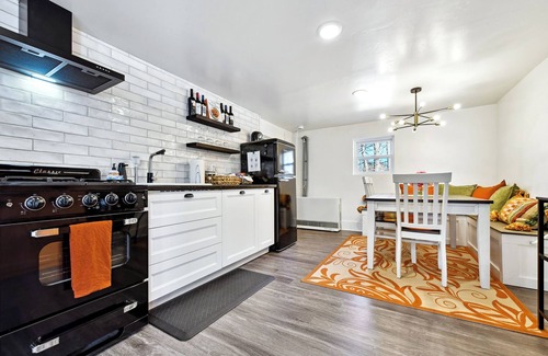West Colorado Springs House | Peak View Guesthouse - Stunning Views and a short walk into Garden of the Gods!