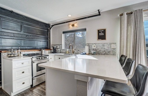 West Colorado Springs House | PeakView Lil Lux! Hot Tub & Mountain Views