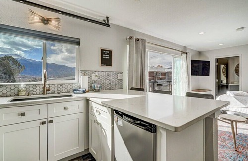 West Colorado Springs House | PeakView Lil Lux! Hot Tub & Mountain Views