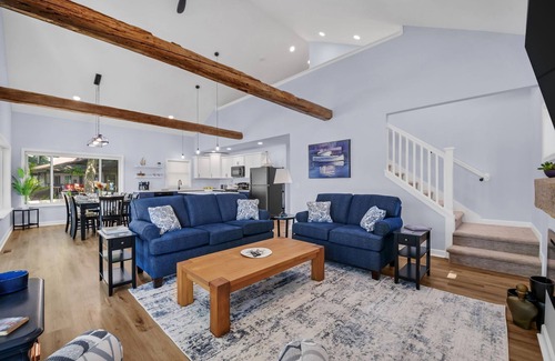 Greenville House | Pearl Beach: Fall Foliage & Cozy Evenings – A Lakeside Retreat Awaits!