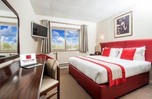 Milton Keynes Cabin | Peartree Lodge Waterside
