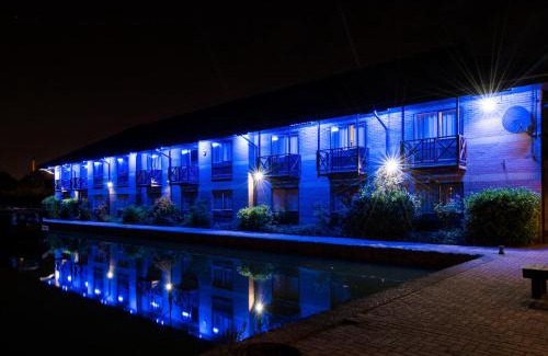 Milton Keynes Cabin | Peartree Lodge Waterside