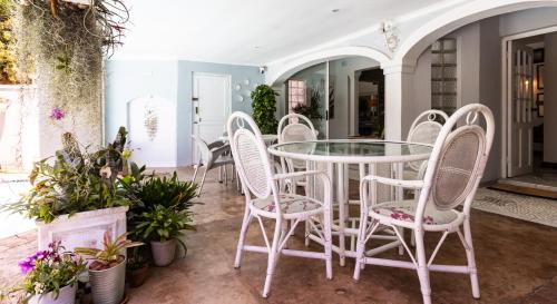 Umhlali Beach Apartment | Pebble Cove Outside Room - Private Entrance - Twelve square metres, Salt Rock Ballito